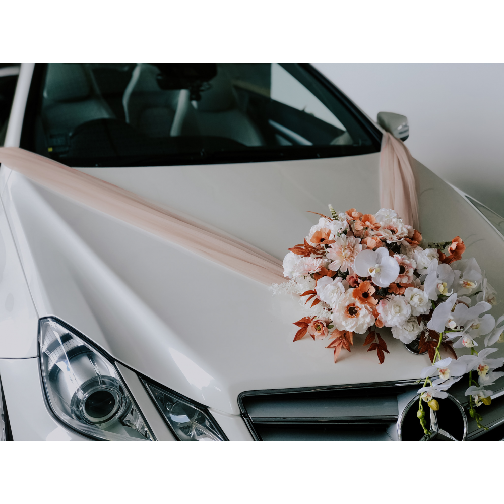 choosing-wedding-flower-arrangements-for-your-wedding-car-2